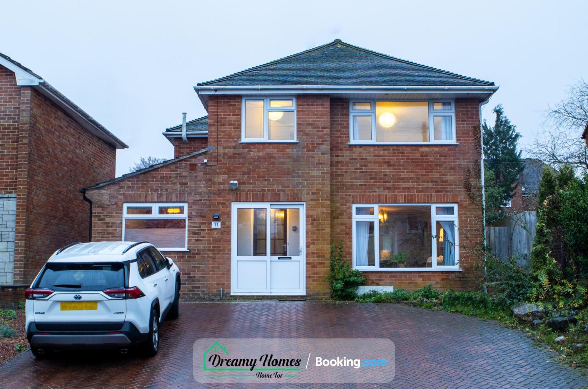 Four Bedroom Spacious House By Dreamy Homes Short Lets And Serviced Accommodation With Free Parking Near Salisbury City Centre Old Sarum 外观 照片